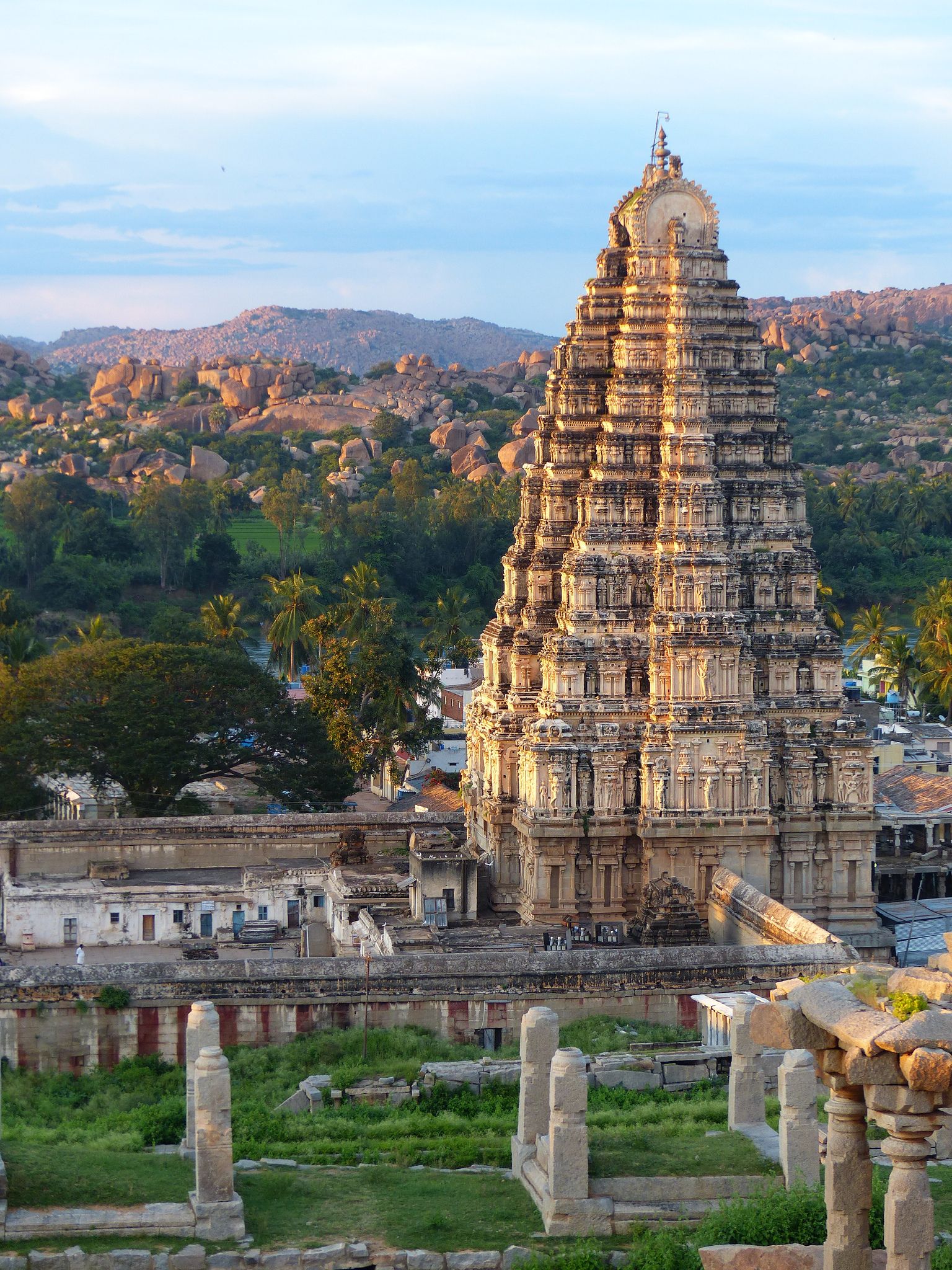 https://mdw-travel-data-us-east-1.s3.amazonaws.com/img/country/India/Hampi/img_02.jpg
