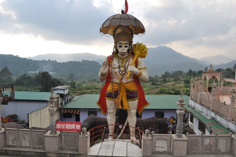 https://mdw-travel-data-us-east-1.s3.amazonaws.com/img/country/India/Hanuman-Garhi/img_01.jpg