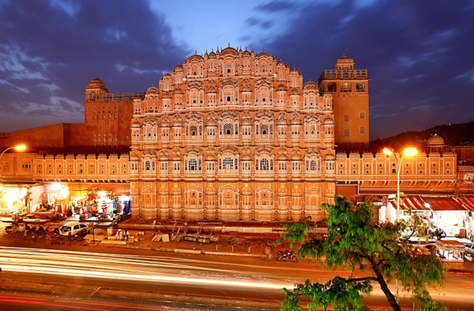https://mdw-travel-data-us-east-1.s3.amazonaws.com/img/country/India/Hawa-Mahal/img_02.jpg