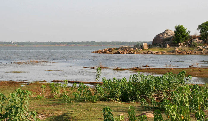 https://mdw-travel-data-us-east-1.s3.amazonaws.com/img/country/India/Himayat-Sagar-Lake/img_03.jpg