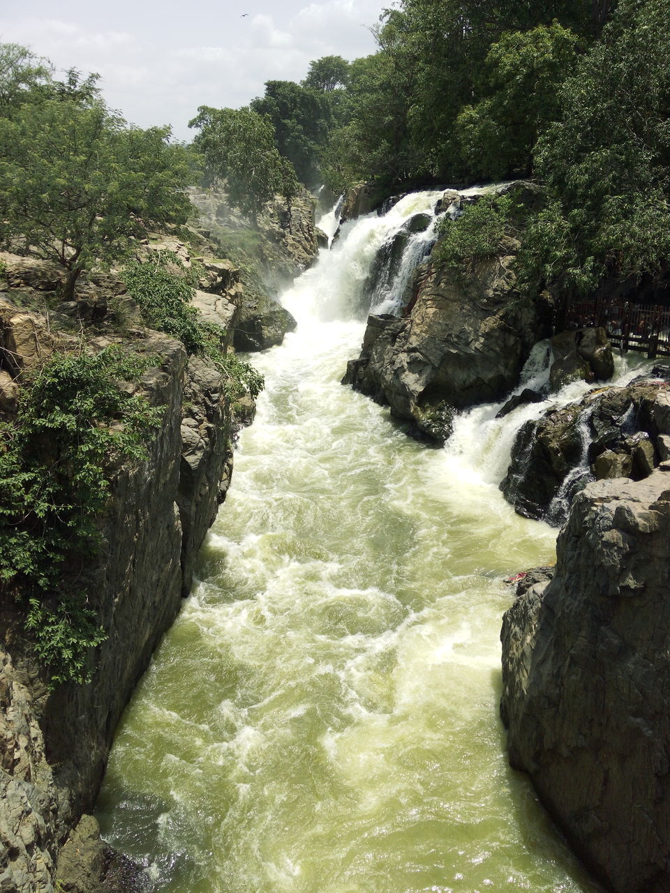 https://mdw-travel-data-us-east-1.s3.amazonaws.com/img/country/India/Hogenakkal-Falls/img_01.jpg