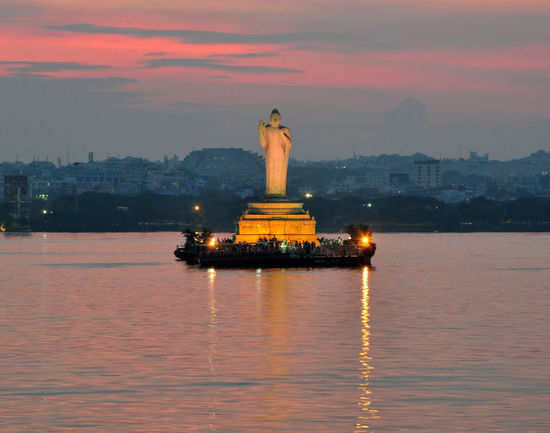 https://mdw-travel-data-us-east-1.s3.amazonaws.com/img/country/India/Hussain-Sagar-Lake/img_01.jpg