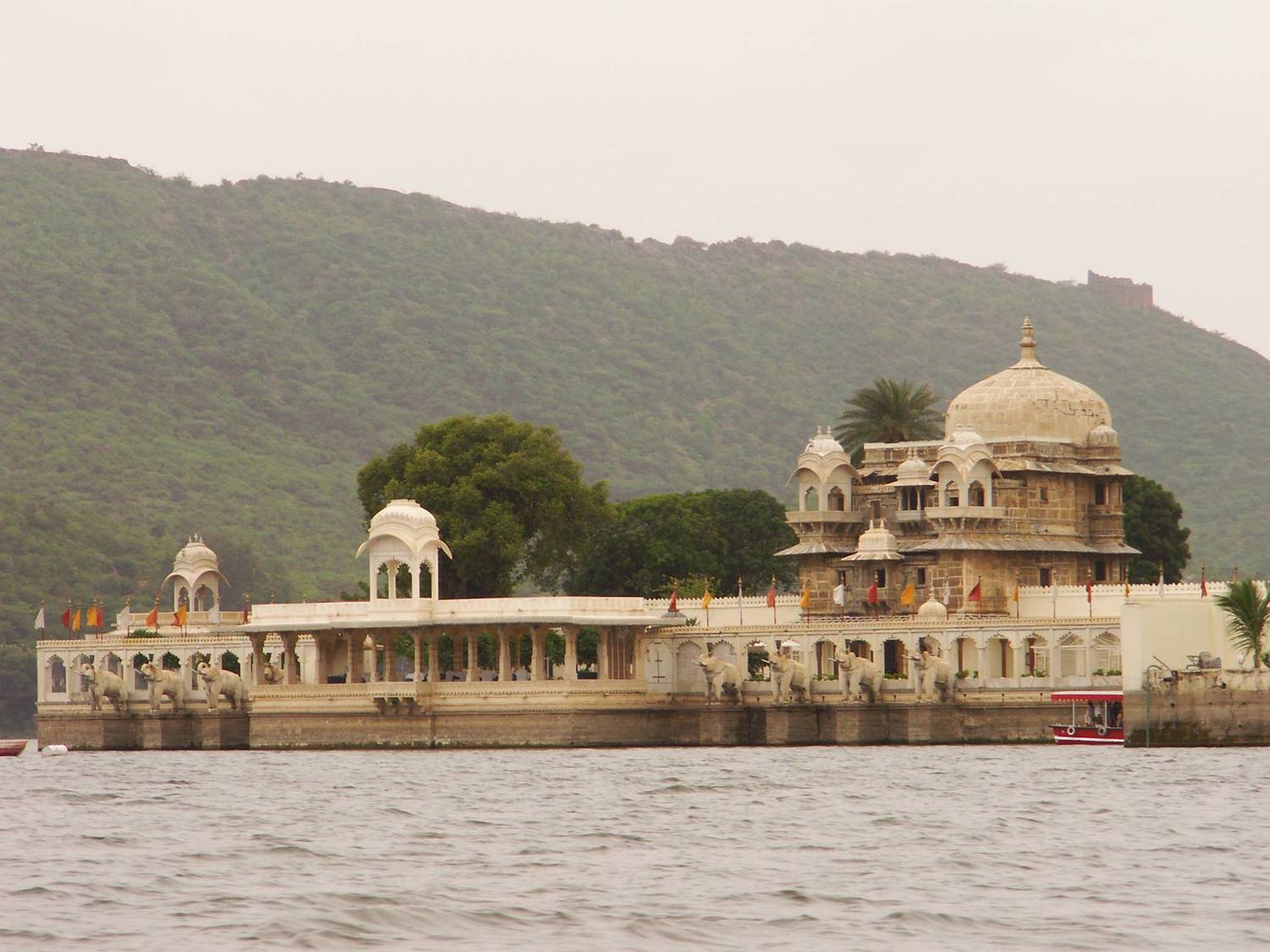 https://mdw-travel-data-us-east-1.s3.amazonaws.com/img/country/India/Jag-Mandir/img_01.jpg