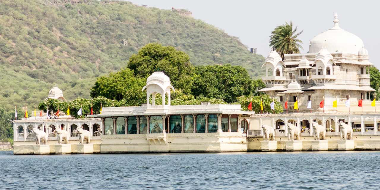 https://mdw-travel-data-us-east-1.s3.amazonaws.com/img/country/India/Jag-Mandir/img_03.jpg