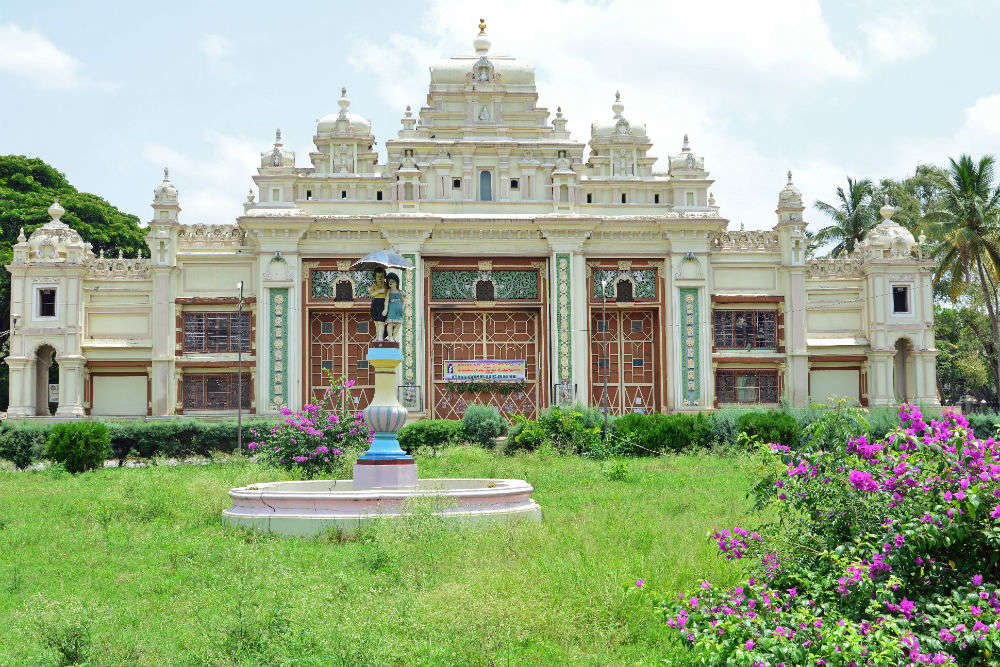 https://mdw-travel-data-us-east-1.s3.amazonaws.com/img/country/India/Jaganmohan-Palace/img_01.jpg