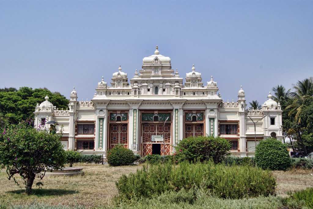 https://mdw-travel-data-us-east-1.s3.amazonaws.com/img/country/India/Jaganmohan-Palace/img_03.jpg
