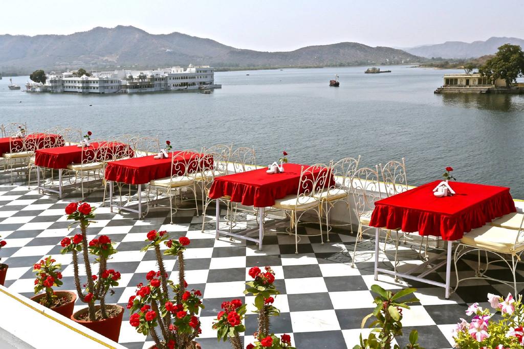 https://mdw-travel-data-us-east-1.s3.amazonaws.com/img/country/India/Jagat-Niwas-Palace-Hotel/img_03.jpg