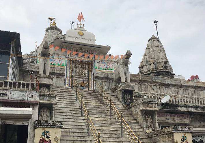 https://mdw-travel-data-us-east-1.s3.amazonaws.com/img/country/India/Jagdish-Temple/img_01.jpg