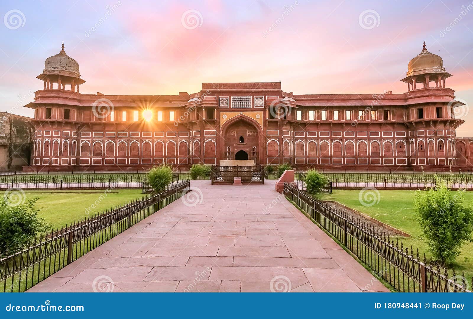 https://mdw-travel-data-us-east-1.s3.amazonaws.com/img/country/India/Jahangir-Palace/img_01.jpg