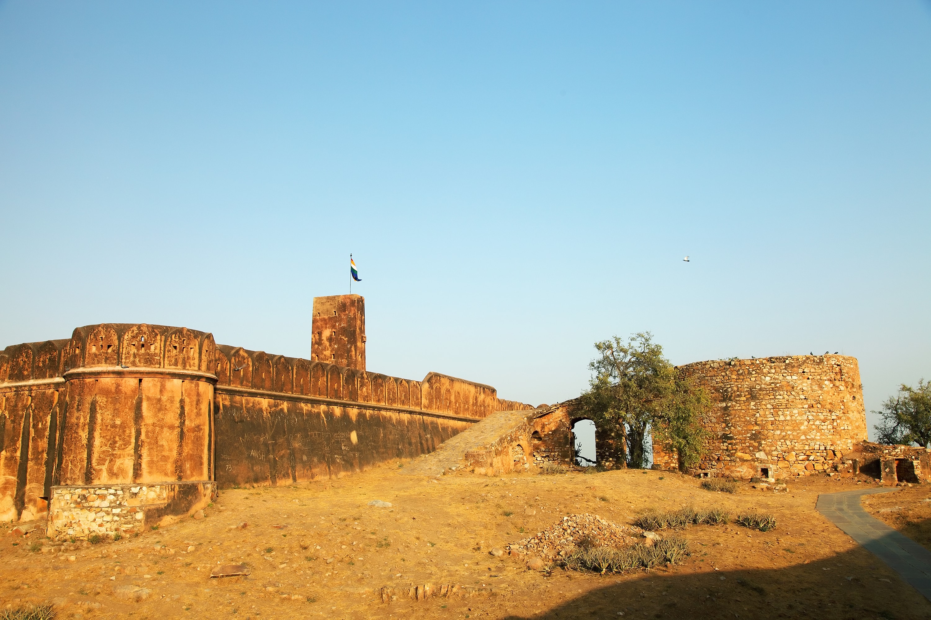 https://mdw-travel-data-us-east-1.s3.amazonaws.com/img/country/India/Jaigarh-Fort/img_03.jpg