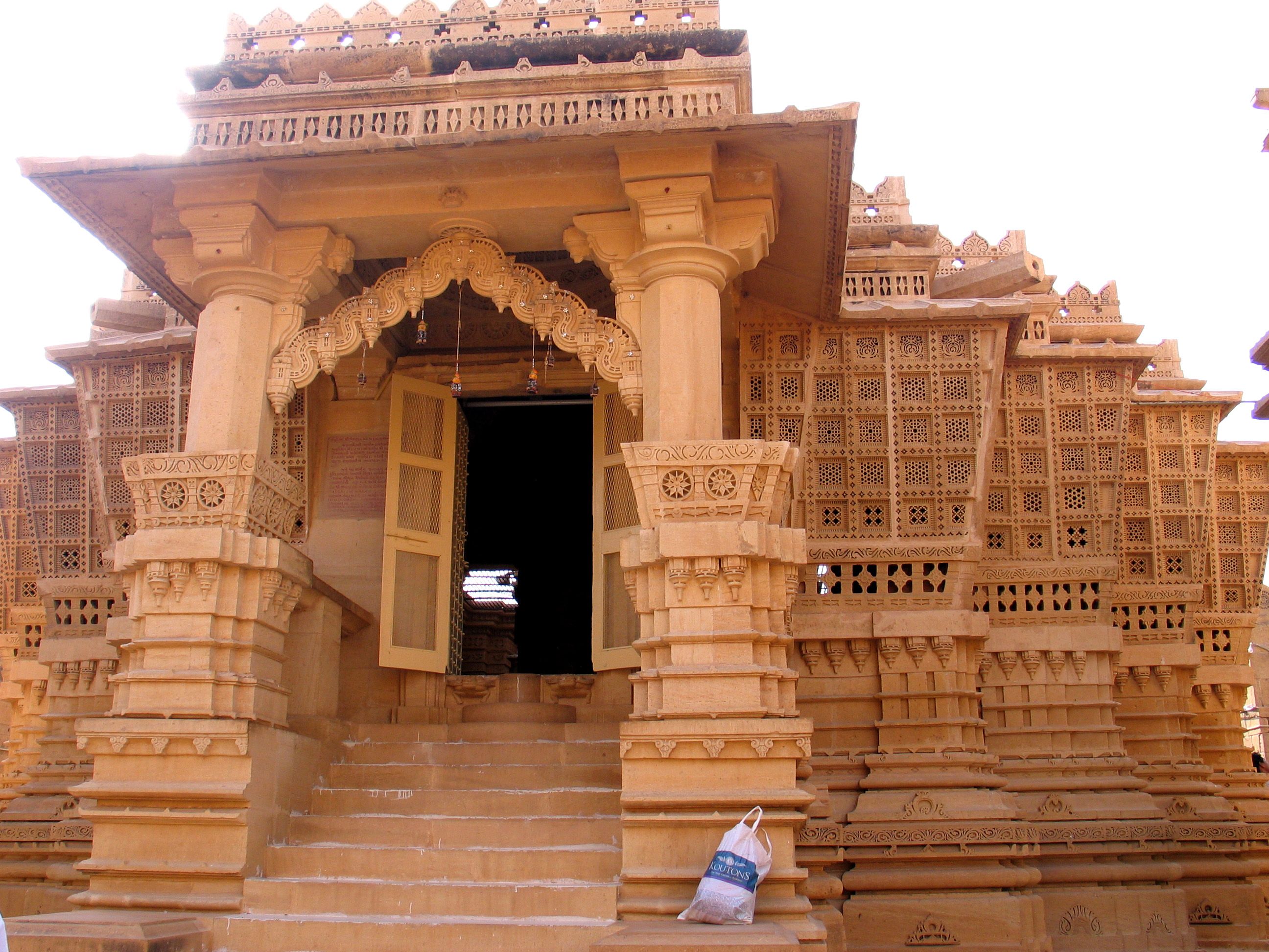 https://mdw-travel-data-us-east-1.s3.amazonaws.com/img/country/India/Jain-Temples-of-Jaisalmer/img_02.jpg