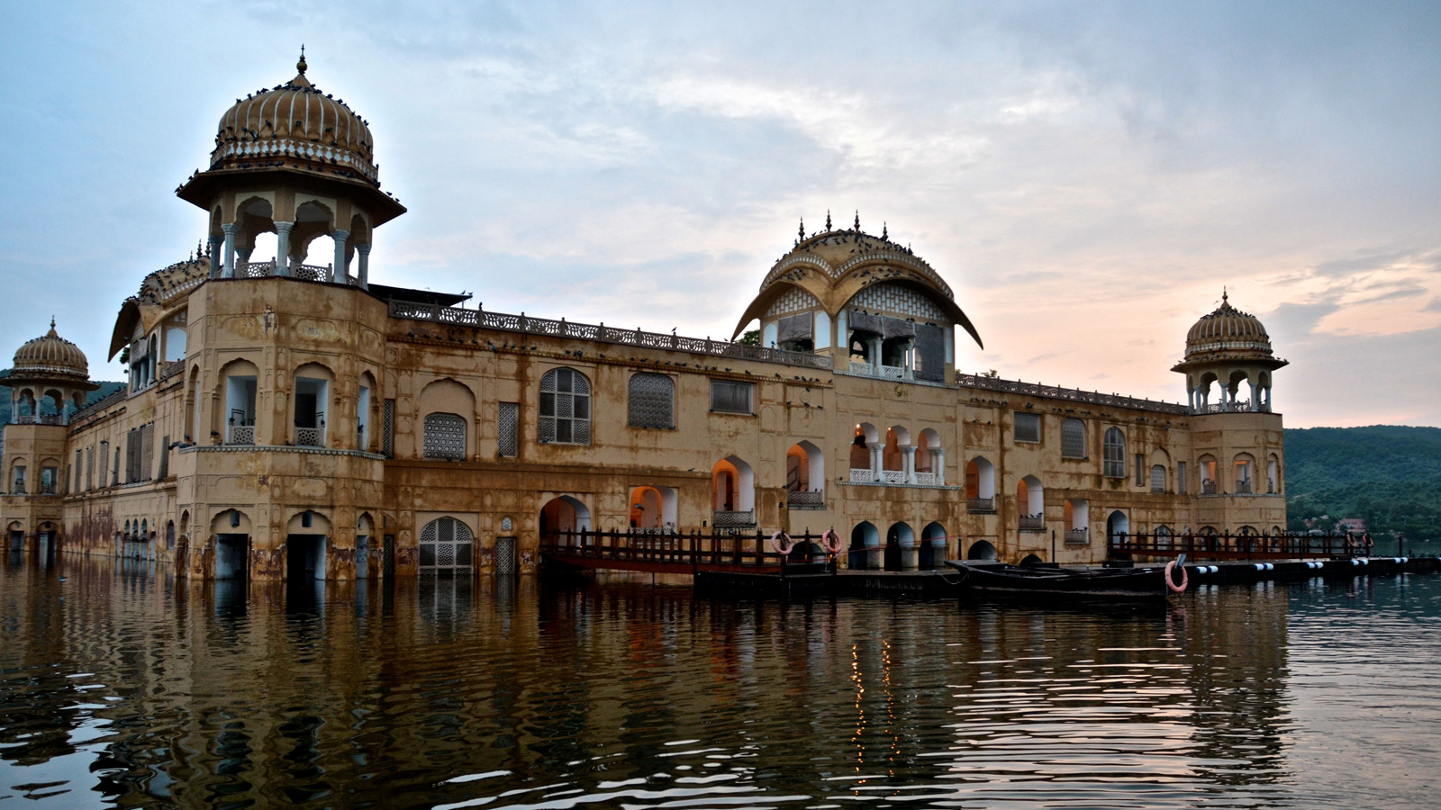 https://mdw-travel-data-us-east-1.s3.amazonaws.com/img/country/India/Jal-Mahal/img_01.jpg