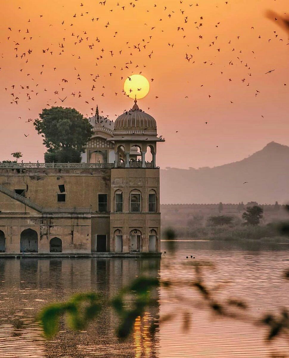 https://mdw-travel-data-us-east-1.s3.amazonaws.com/img/country/India/Jal-Mahal/img_02.jpg