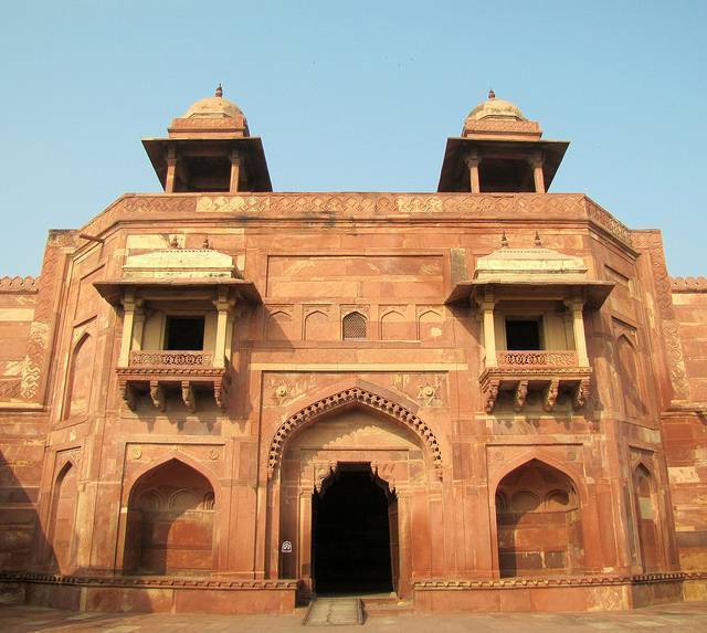 https://mdw-travel-data-us-east-1.s3.amazonaws.com/img/country/India/Jodha-Bai-ka-Rauza/img_03.jpg
