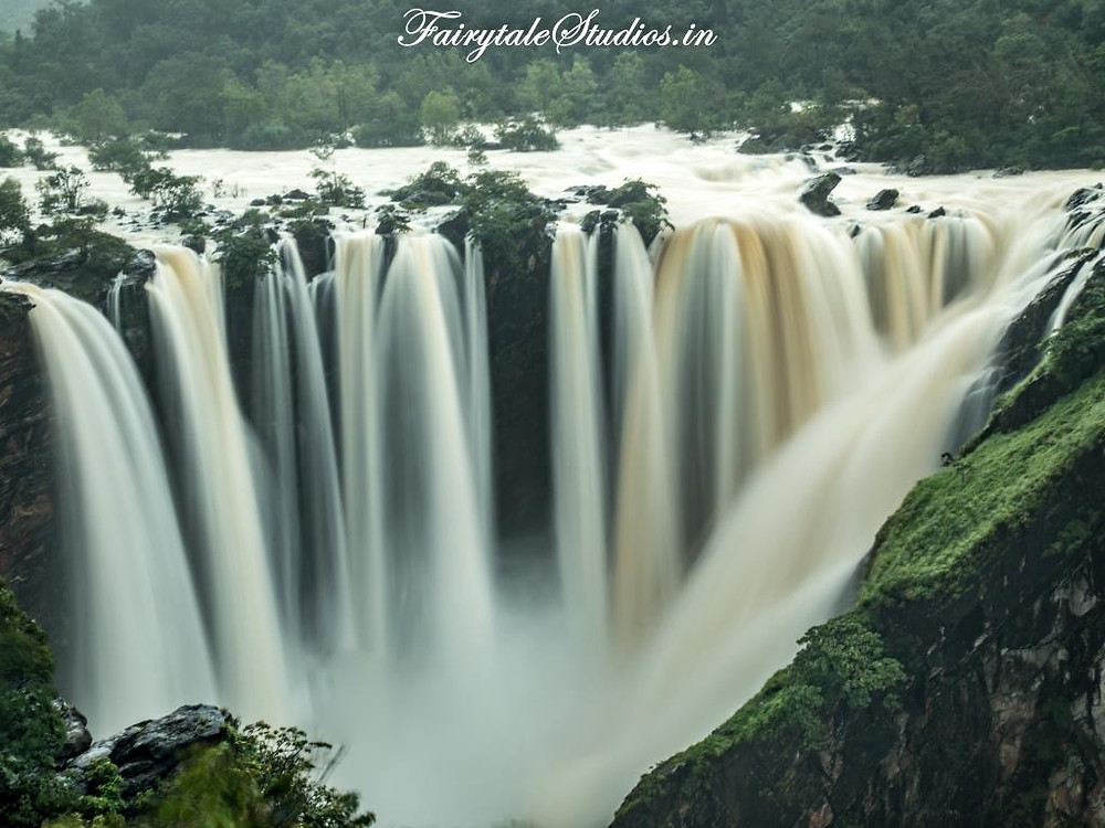 https://mdw-travel-data-us-east-1.s3.amazonaws.com/img/country/India/Jog-Falls/img_03.jpg