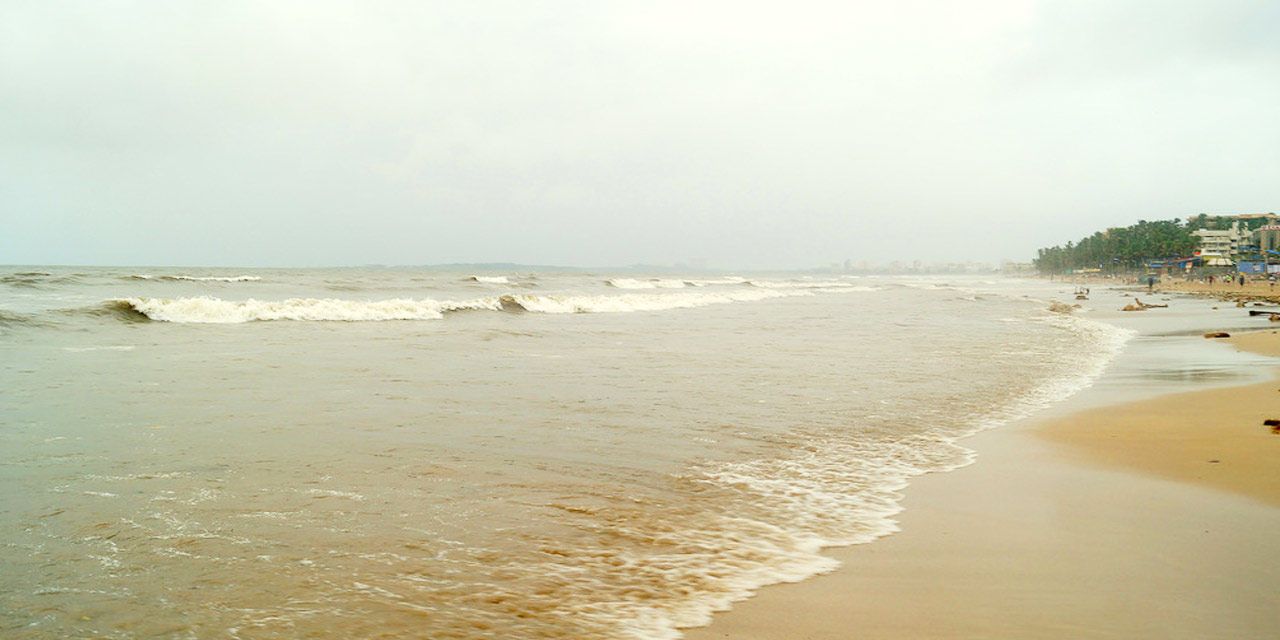 https://mdw-travel-data-us-east-1.s3.amazonaws.com/img/country/India/Juhu-Beach/img_02.jpg
