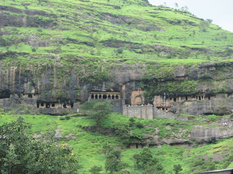 https://mdw-travel-data-us-east-1.s3.amazonaws.com/img/country/India/Junnar-Caves/img_01.jpg