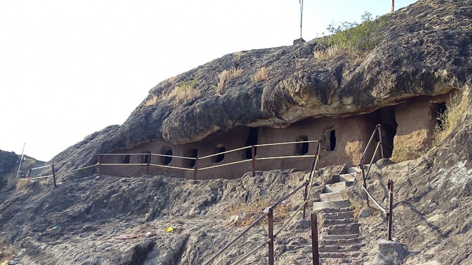 https://mdw-travel-data-us-east-1.s3.amazonaws.com/img/country/India/Kadia-Dungar-Caves/img_01.jpg