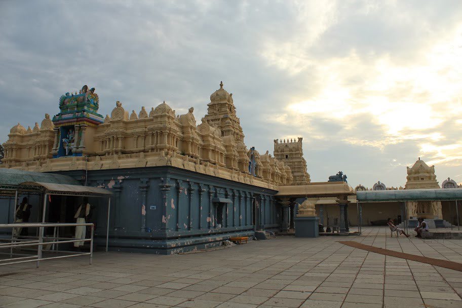 https://mdw-travel-data-us-east-1.s3.amazonaws.com/img/country/India/Kaleshwaram-Temple/img_01.jpg