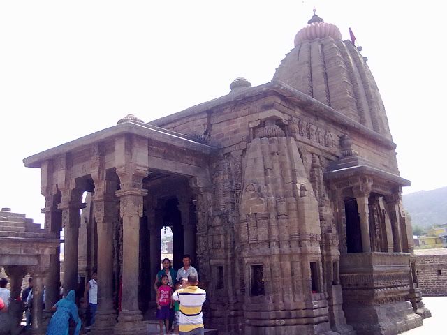 https://mdw-travel-data-us-east-1.s3.amazonaws.com/img/country/India/Kangra/img_01.jpg