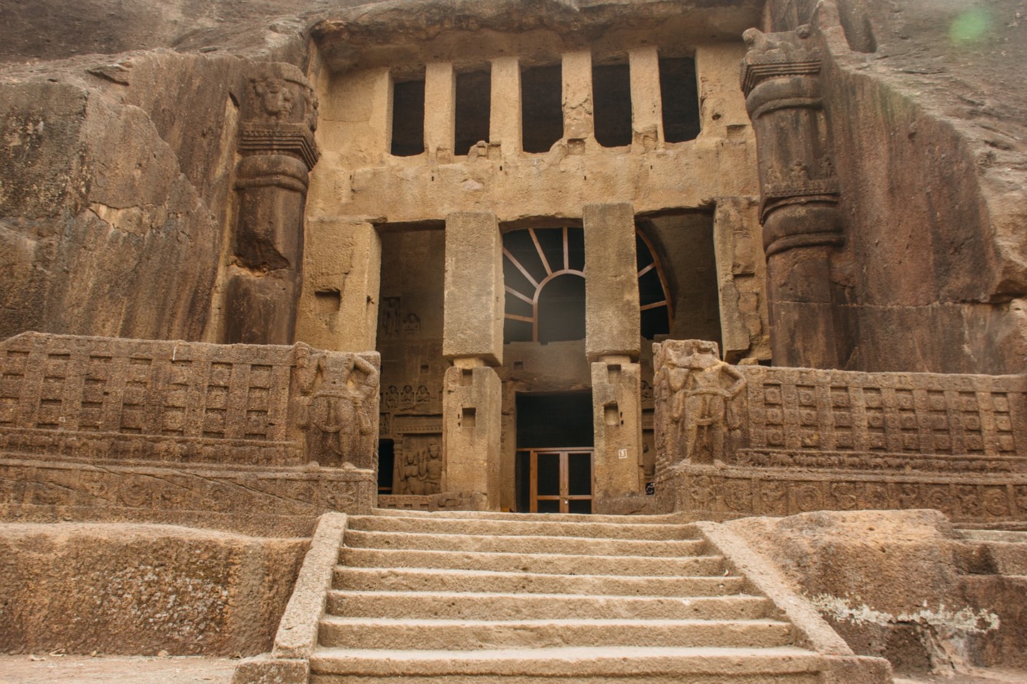 https://mdw-travel-data-us-east-1.s3.amazonaws.com/img/country/India/Kanheri-Caves/img_02.jpg