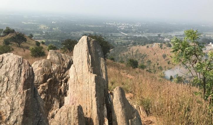 https://mdw-travel-data-us-east-1.s3.amazonaws.com/img/country/India/Karighatta-Hill/img_03.jpg