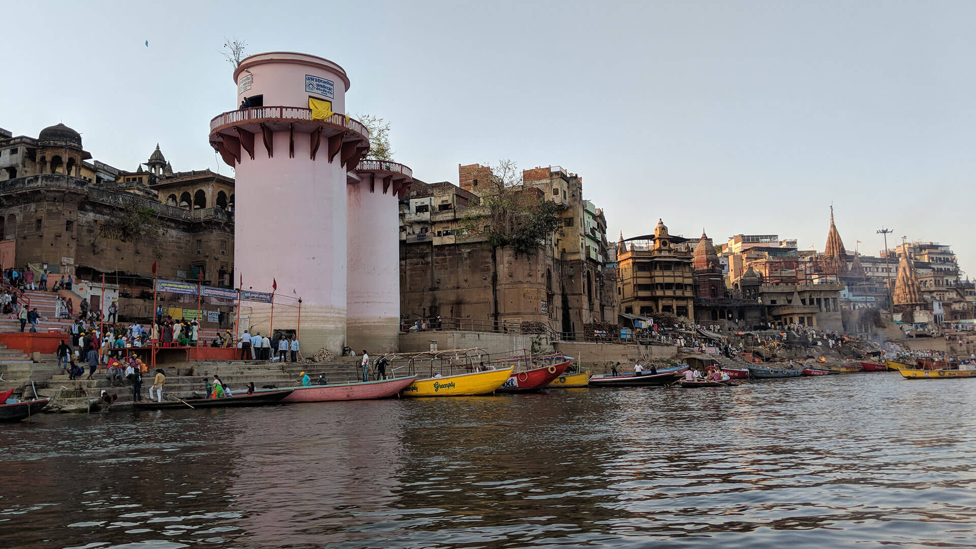 https://mdw-travel-data-us-east-1.s3.amazonaws.com/img/country/India/Kashi-Vishwanath-Temple/img_02.jpg