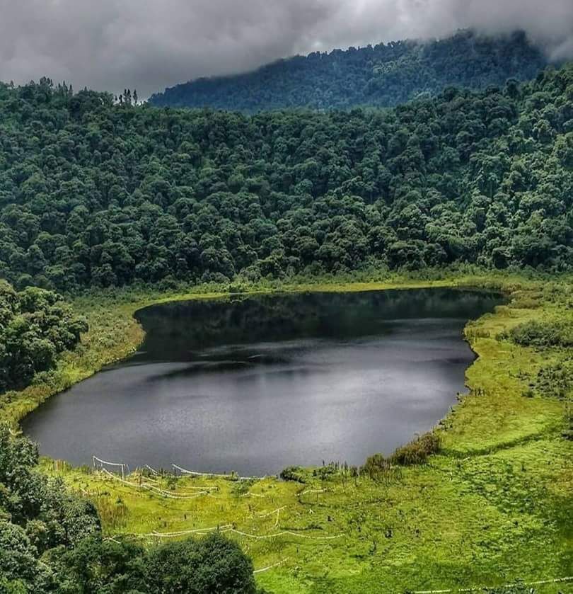 https://mdw-travel-data-us-east-1.s3.amazonaws.com/img/country/India/Khecheopalri-Lake/img_01.jpg