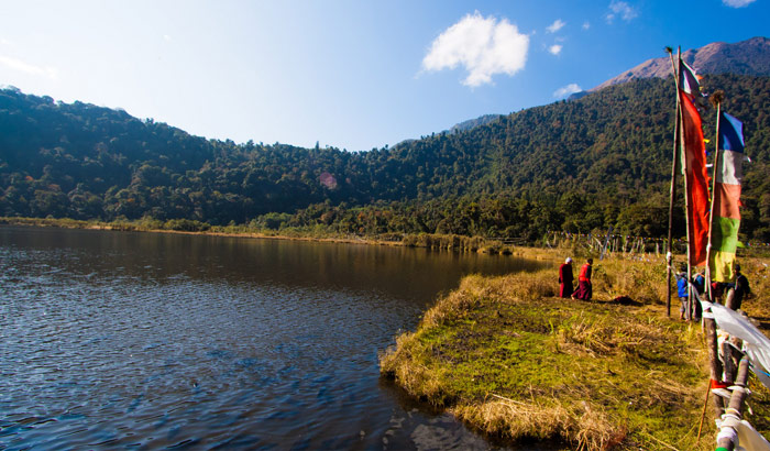 https://mdw-travel-data-us-east-1.s3.amazonaws.com/img/country/India/Khecheopalri-Lake/img_02.jpg