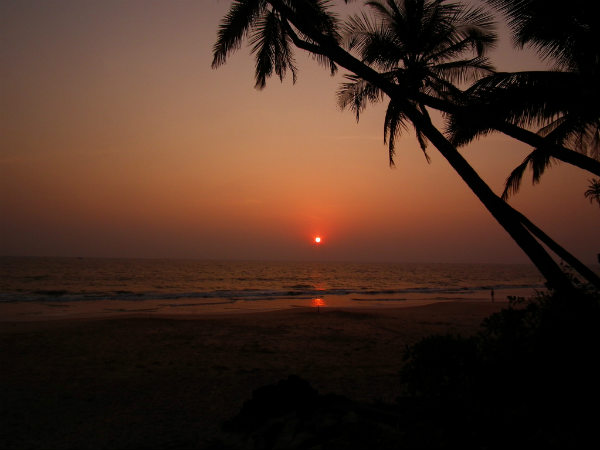 https://mdw-travel-data-us-east-1.s3.amazonaws.com/img/country/India/Kizhunna-Ezhara-Beach/img_03.jpg