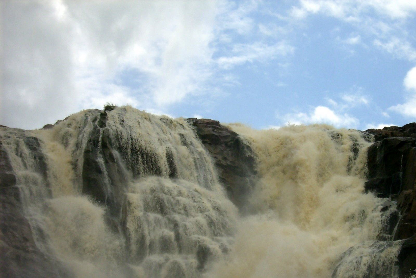 https://mdw-travel-data-us-east-1.s3.amazonaws.com/img/country/India/Kuntala-Waterfall/img_03.jpg