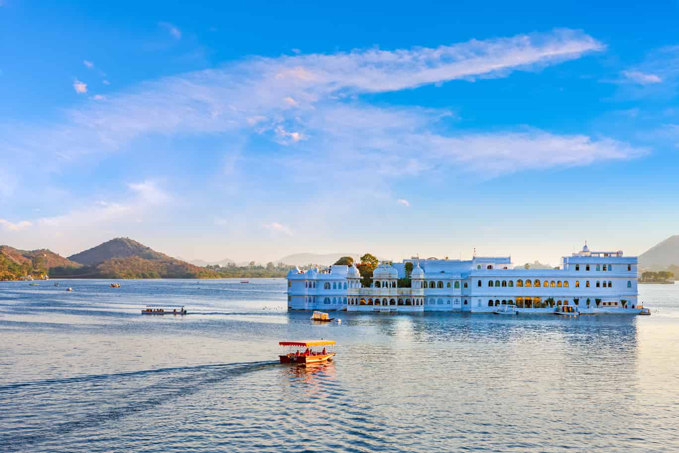 https://mdw-travel-data-us-east-1.s3.amazonaws.com/img/country/India/Lake-Pichola/img_01.jpg