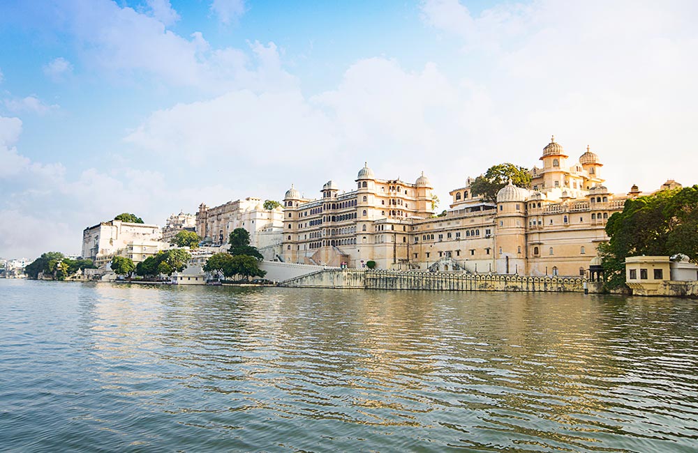 https://mdw-travel-data-us-east-1.s3.amazonaws.com/img/country/India/Lake-Pichola/img_02.jpg