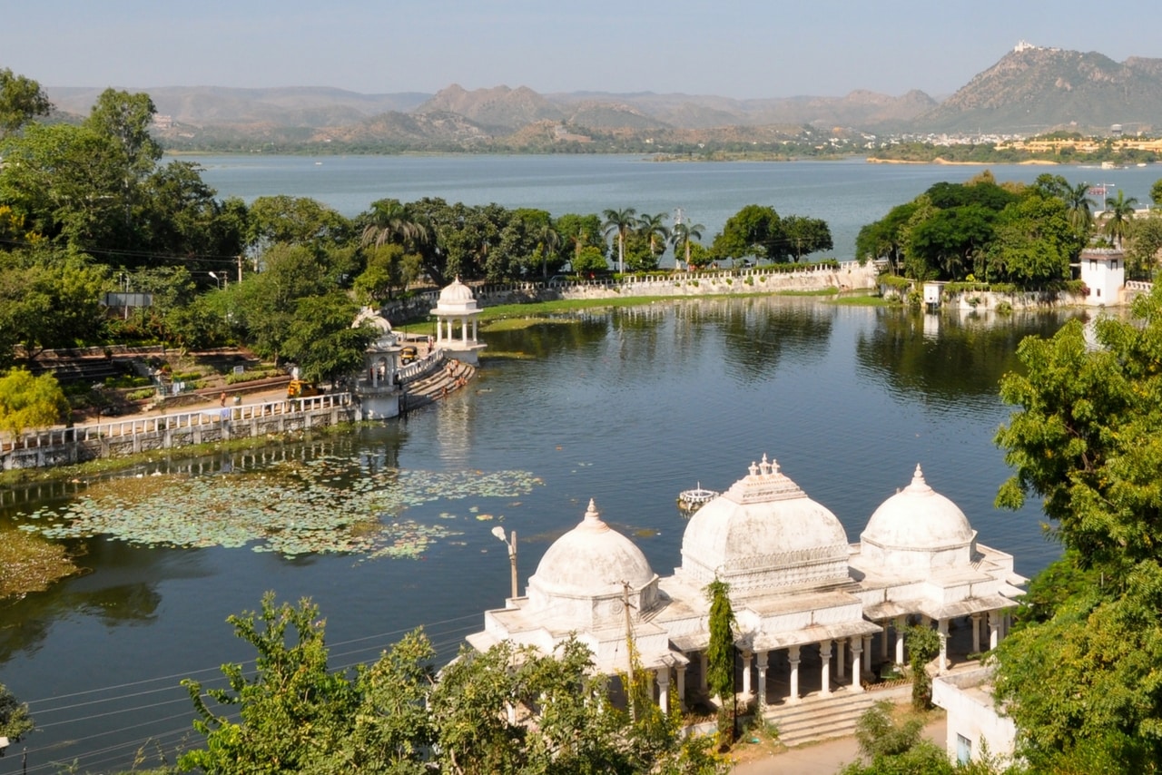https://mdw-travel-data-us-east-1.s3.amazonaws.com/img/country/India/Lake-Pichola/img_03.jpg