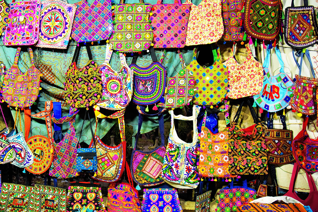 https://mdw-travel-data-us-east-1.s3.amazonaws.com/img/country/India/Law-Garden-Night-Market/img_01.jpg
