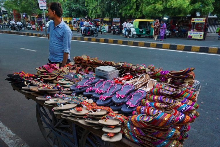 https://mdw-travel-data-us-east-1.s3.amazonaws.com/img/country/India/Law-Garden-Night-Market/img_02.jpg