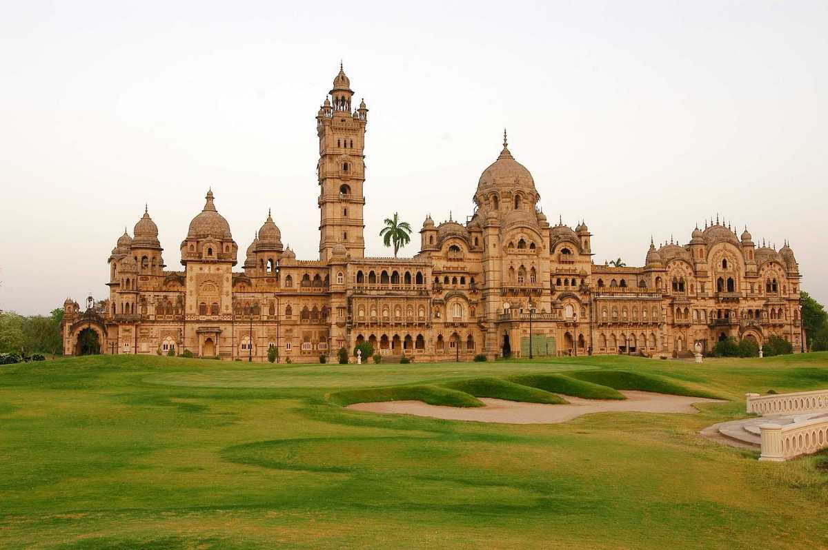 https://mdw-travel-data-us-east-1.s3.amazonaws.com/img/country/India/Laxmi-Vilas-Palace/img_02.jpg