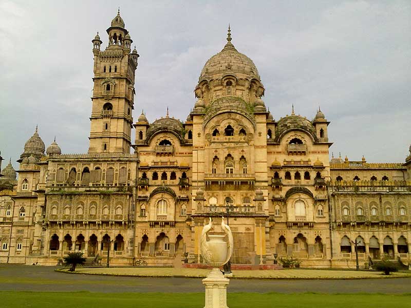 https://mdw-travel-data-us-east-1.s3.amazonaws.com/img/country/India/Laxmi-Vilas-Palace/img_03.jpg