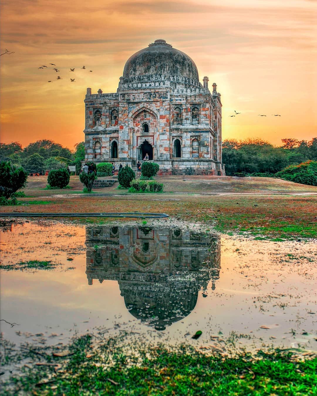https://mdw-travel-data-us-east-1.s3.amazonaws.com/img/country/India/Lodhi-Garden/img_02.jpg