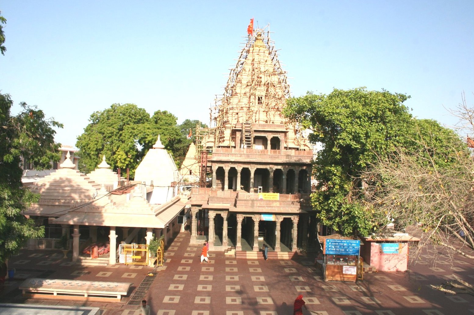 https://mdw-travel-data-us-east-1.s3.amazonaws.com/img/country/India/Mahakal-Temple/img_02.jpg