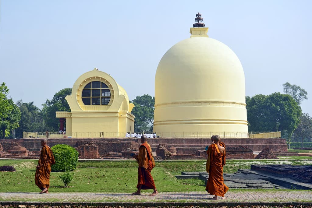 https://mdw-travel-data-us-east-1.s3.amazonaws.com/img/country/India/Mahaparinirvana-Temple/img_00.jpg
