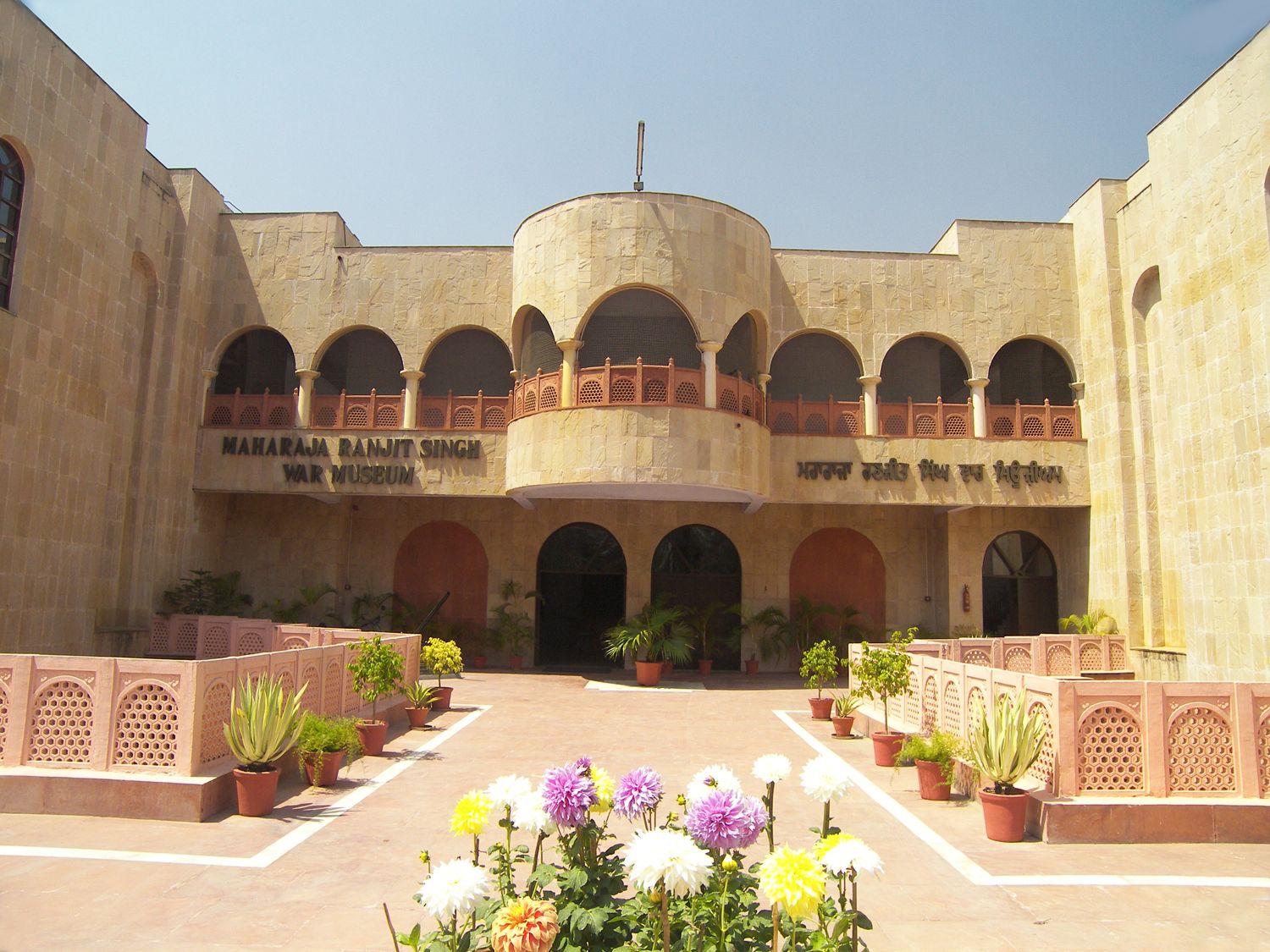 https://mdw-travel-data-us-east-1.s3.amazonaws.com/img/country/India/Maharaja-Ranjit-Singh-Panorama/img_03.jpg