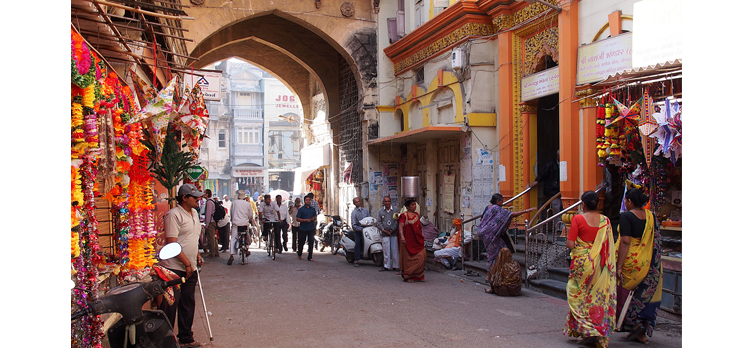 https://mdw-travel-data-us-east-1.s3.amazonaws.com/img/country/India/Manek-Chowk/img_01.jpg