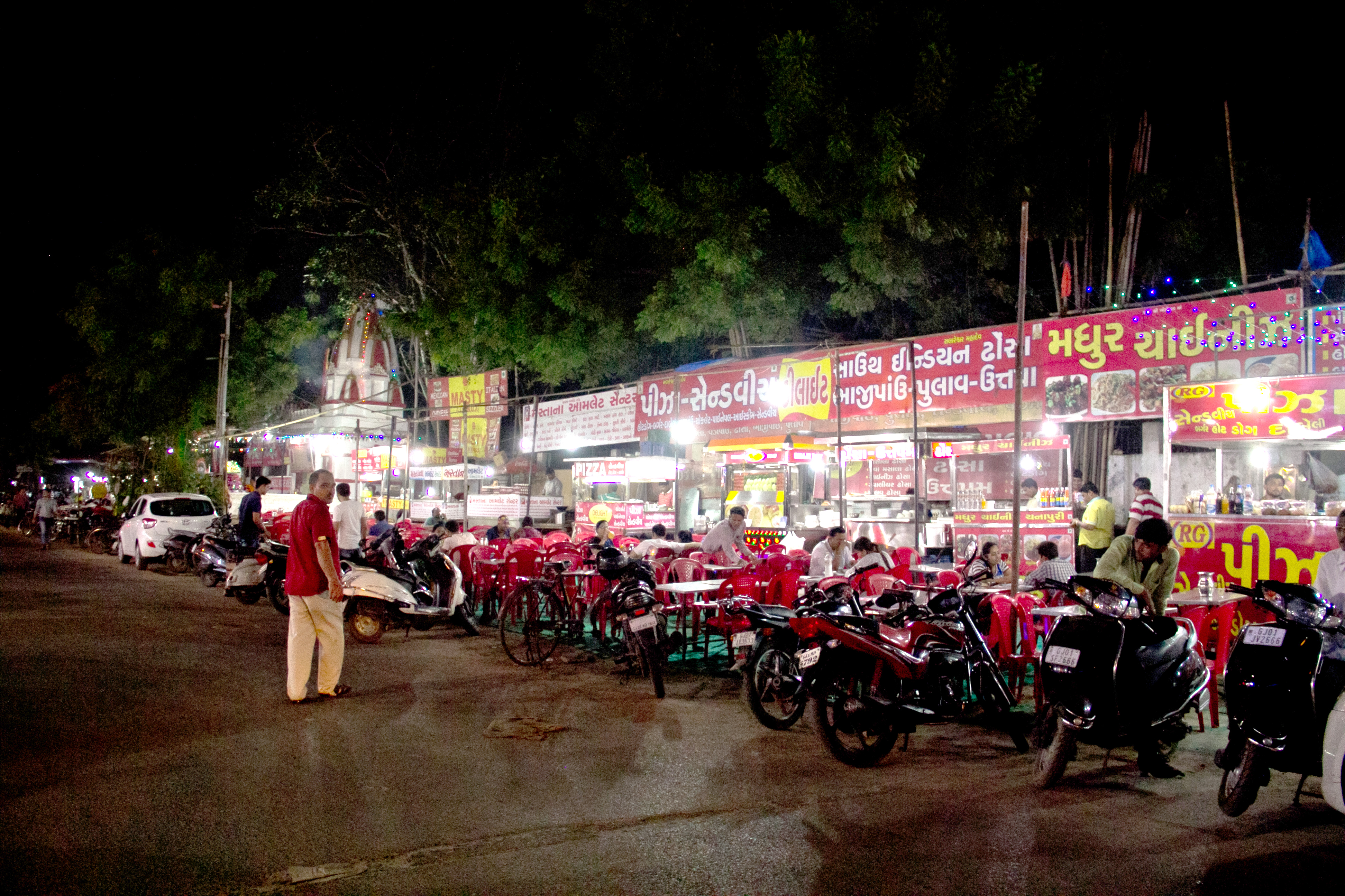 https://mdw-travel-data-us-east-1.s3.amazonaws.com/img/country/India/Manek-Chowk/img_03.jpg