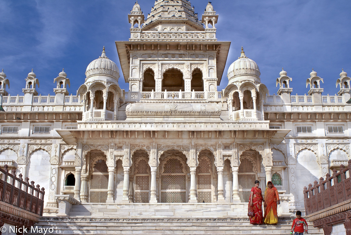 https://mdw-travel-data-us-east-1.s3.amazonaws.com/img/country/India/Marble-Palace/img_02.jpg