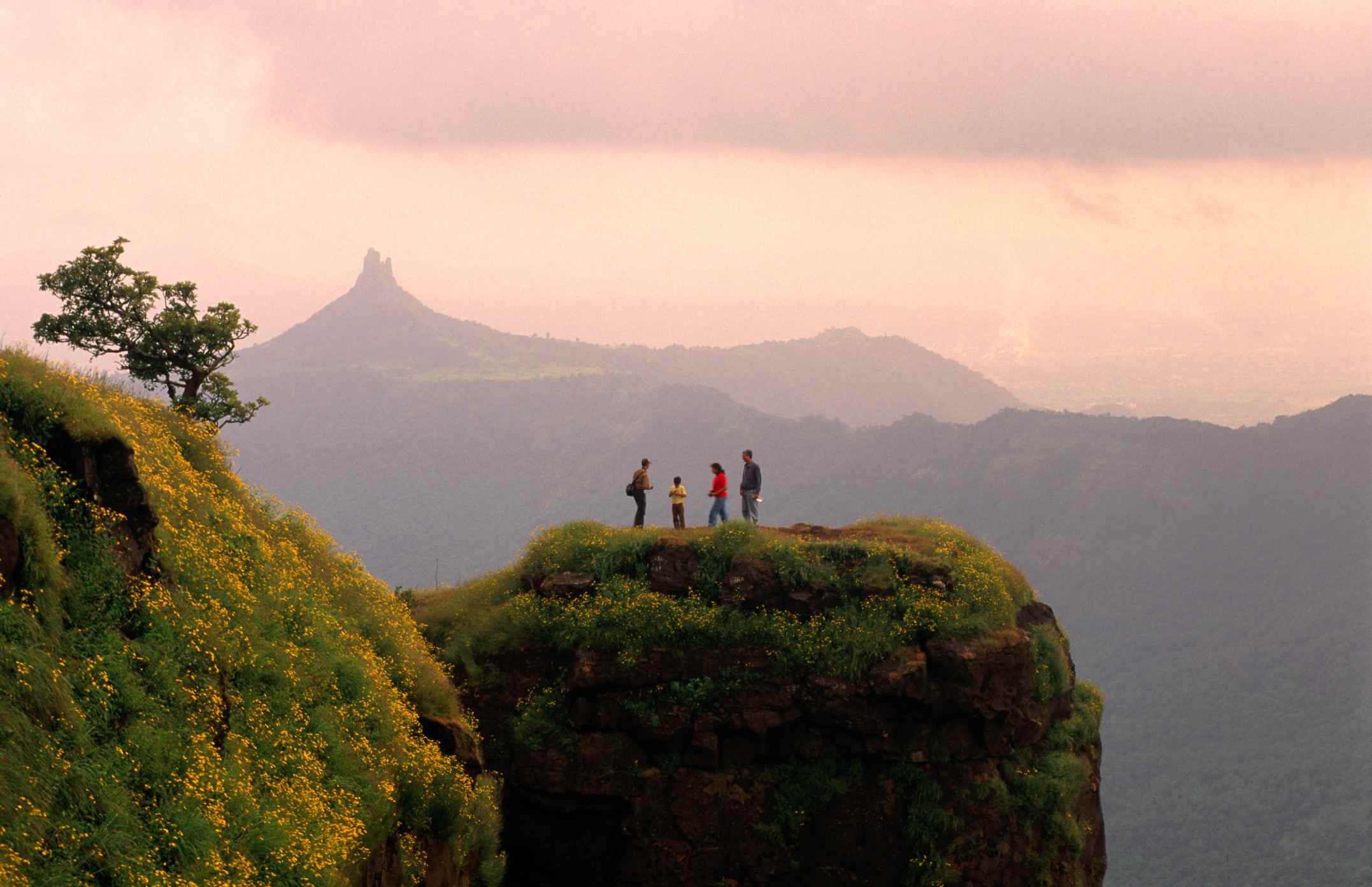 https://mdw-travel-data-us-east-1.s3.amazonaws.com/img/country/India/Matheran-Hill-Station/img_00.jpg