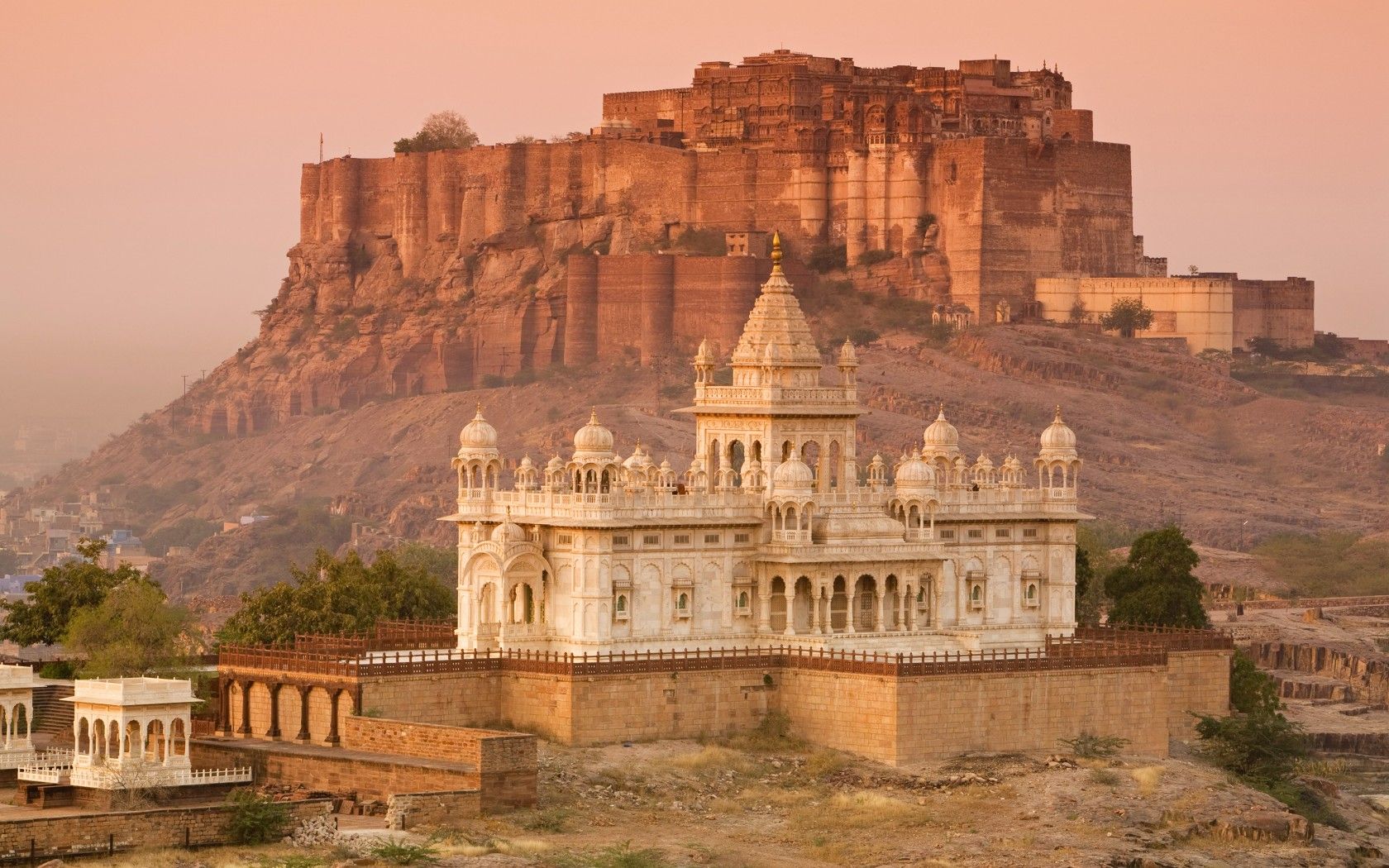 https://mdw-travel-data-us-east-1.s3.amazonaws.com/img/country/India/Mehrangarh-Fort/img_01.jpg