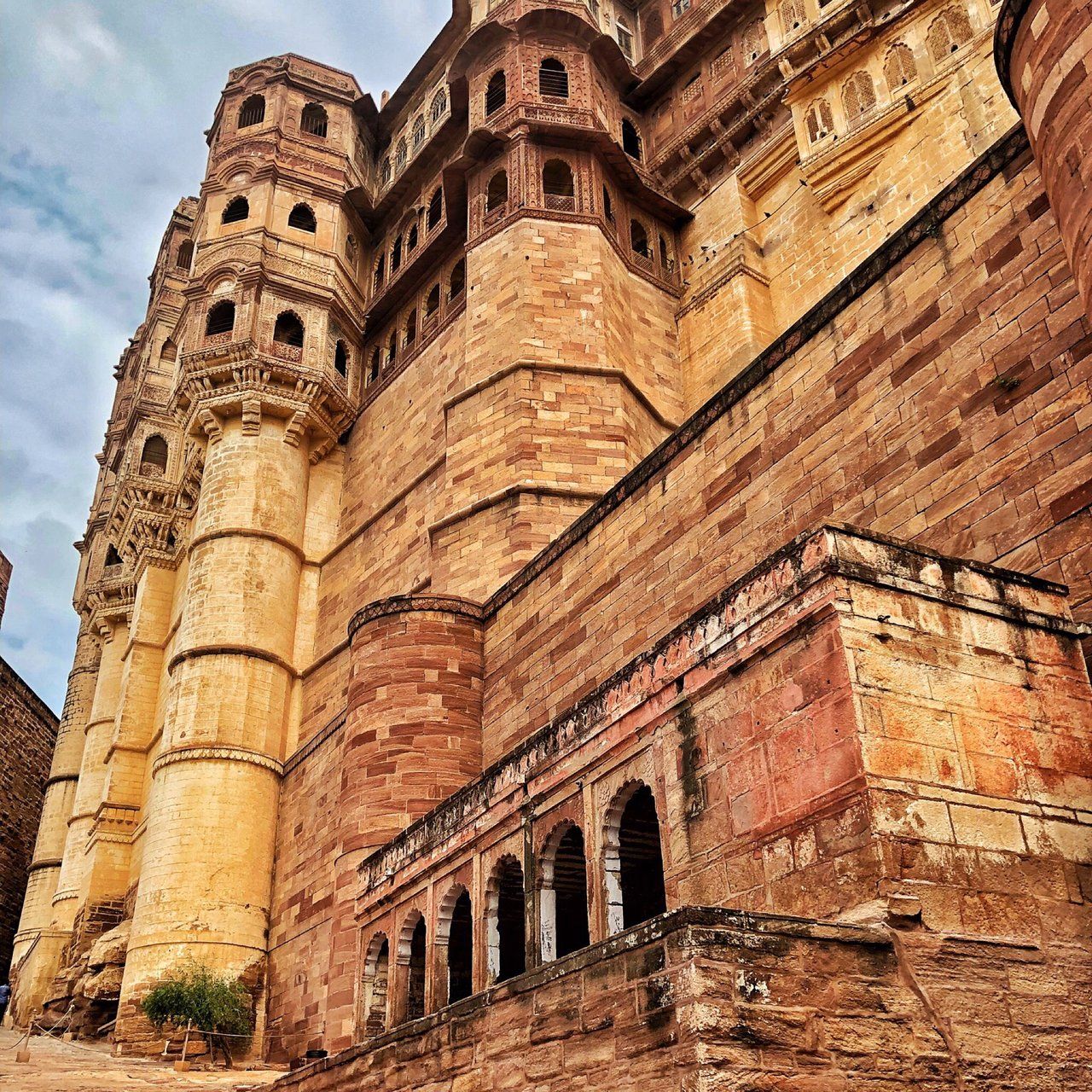 https://mdw-travel-data-us-east-1.s3.amazonaws.com/img/country/India/Mehrangarh-Fort/img_02.jpg