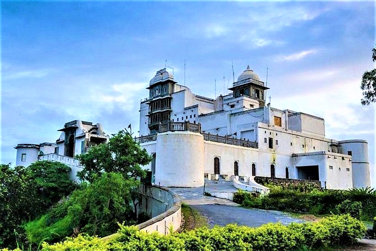 https://mdw-travel-data-us-east-1.s3.amazonaws.com/img/country/India/Monsoon-Palace/img_01.jpg