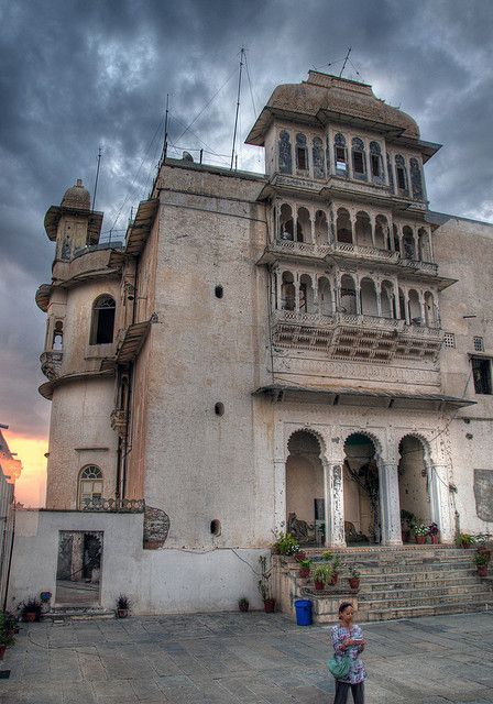 https://mdw-travel-data-us-east-1.s3.amazonaws.com/img/country/India/Monsoon-Palace/img_02.jpg